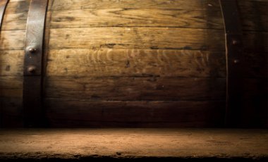 Oktoberfest bira fıçısı ve buğdaylı bira bardakları ve ahşap masada zıplamalar. Yüksek kalite fotoğraf