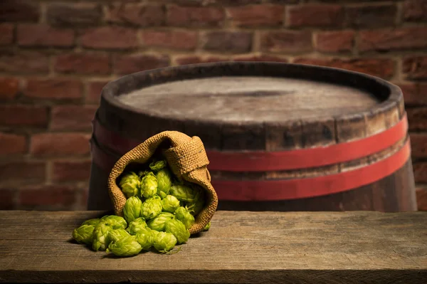 Tazza Birra Spighe Grano Luppolo Verde Canna Birra Uno Sfondo — Foto Stock
