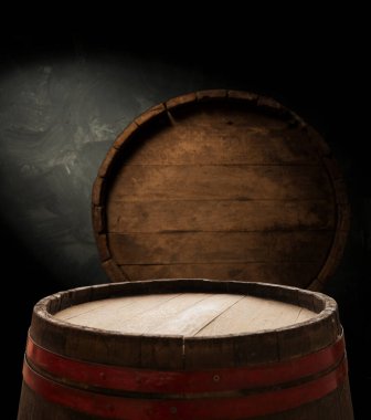 Ahşap masa yeşil duvar arkaplanı ve güneş ışığı penceresi duvarda bulanık yeşil bitki ön planında yaprak gölgesi oluşturur. Üretim için panoramik pankart modellemesi .Çevre dostu iç konsept