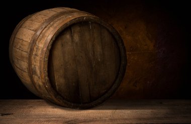 Ahşap masa yeşil duvar arkaplanı ve güneş ışığı penceresi duvarda bulanık yeşil bitki ön planında yaprak gölgesi oluşturur. Üretim için panoramik pankart modellemesi .Çevre dostu iç konsept