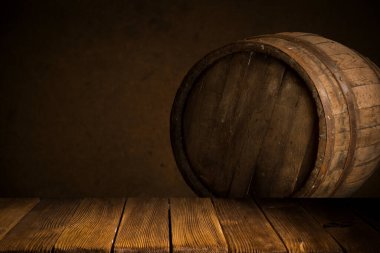 Ahşap masa yeşil duvar arkaplanı ve güneş ışığı penceresi duvarda bulanık yeşil bitki ön planında yaprak gölgesi oluşturur. Üretim için panoramik pankart modellemesi .Çevre dostu iç konsept