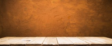 Koyu bulanık arka planı olan tahta bir masa. Yüksek kalite fotoğraf