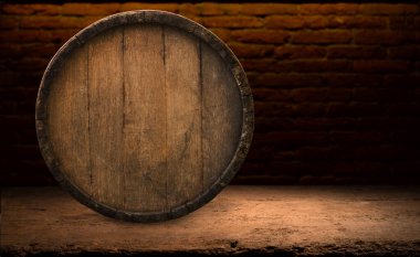Oktoberfest bira fıçısı ve buğdaylı bira bardakları ve ahşap masada zıplamalar. Yüksek kalite fotoğraf