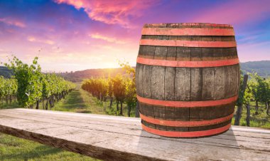 Kırmızı şarap şişesi ve yün fıçıda şarap kadehi. Güzel Toskana geçmişi. Yüksek kalite fotoğraf