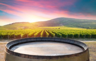 Kırmızı şarap şişesi ve yün fıçıda şarap kadehi. Güzel Toskana geçmişi. Yüksek kalite fotoğraf