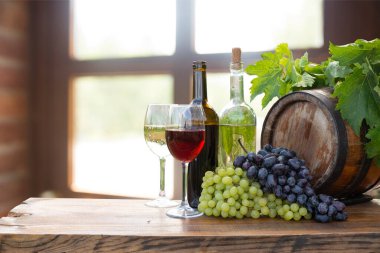 Kırmızı şarap şişesi ve yün fıçıda şarap kadehi. Yüksek kalite fotoğraf