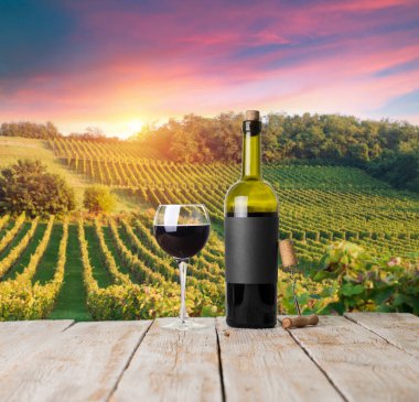 Kırmızı şarap şişesi ve yün fıçıda şarap kadehi. Yüksek kalite fotoğraf