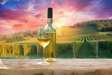 Kırmızı şarap şişesi ve yün fıçıda şarap kadehi. Güzel Toskana geçmişi. Yüksek kalite fotoğraf