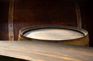 Kırmızı şarap şişesi ve yün fıçıda şarap kadehi. Güzel Toskana geçmişi. Yüksek kalite fotoğraf