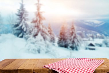 Alplerden oluşan mavi kış manzarası ve eski kahverengi ahşap ve kardan bir masa. Yüksek kalite fotoğraf