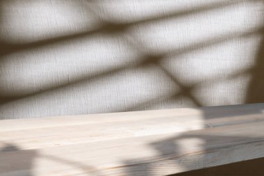 Bina koridorundaki beyaz bulanık arkaplandaki ahşap masa üstü ürünlerinizi görüntülemek veya montajlamak için kullanılabilir. Yüksek kalite fotoğraf