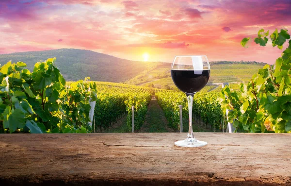 红葡萄酒瓶和玻璃杯放在木桶上 美丽的托斯卡纳背景 高质量的照片 — 图库照片