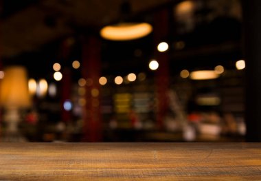 Gece arkaplanında tahta bir varil. Yüksek kalite fotoğraf