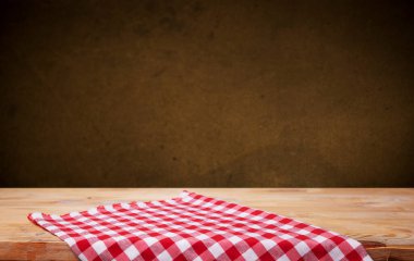 Arka planda kırmızı boş mutfak peçetesi olan üst manzara. Fotokopi alanı olan katlanmış kumaş. Asgari düzeyde. Yüksek kalite fotoğraf