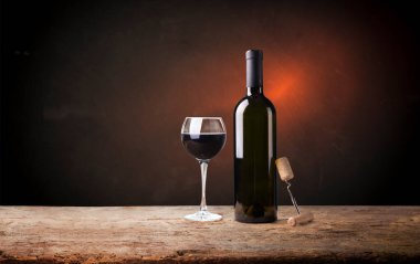 Şarap şişesi ve bardaklarla dolu şarap mahzeni. Mesaj için yer var. Yüksek kalite fotoğraf