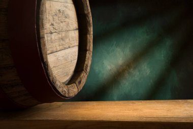 Şarap şişesi ve bardaklarla dolu şarap mahzeni. Mesaj için yer var. Yüksek kalite fotoğraf