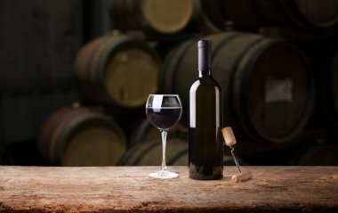 Şarap şişesi ve bardaklarla dolu şarap mahzeni. Mesaj için yer var. Yüksek kalite fotoğraf