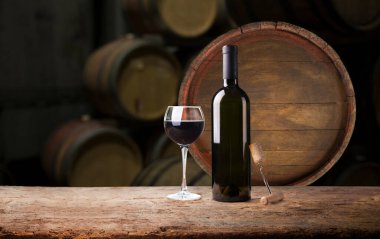 Şarap şişesi ve bardaklarla dolu şarap mahzeni. Mesaj için yer var. Yüksek kalite fotoğraf