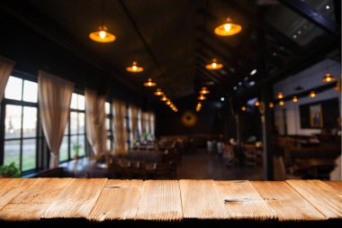 Soyut bulanık arkaplandaki ahşap masa görüntüsü dinlendirici ışıkların. Yüksek kalite fotoğraf