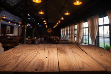 Soyut bulanık arkaplandaki ahşap masa görüntüsü dinlendirici ışıkların. Yüksek kalite fotoğraf