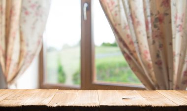 Boş ahşap masa tezgahı ve bulanık modern mutfak arka planı temiz ve parlak, Banner, ürün montajına hazır. Yüksek kalite fotoğraf