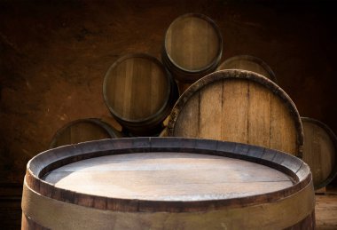 Fıçının arka planı ve eski ahşap bir masa. Yüksek kalite fotoğraf. Yüksek kalite fotoğraf