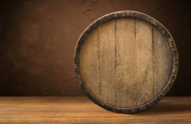 Şaraphanedeki şarap fıçıları. Alman şaraphanesinde istiflenmiş şarap fıçıları. Eski bir viski fıçısı. Malt viskisi. Yüksek kalite fotoğraf