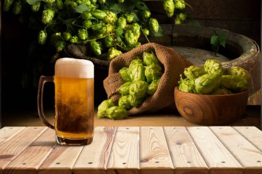 Bir kupa bira, buğday kulağı, bira fıçısı ve ahşap bir arka planda. Yüksek kalite fotoğraf