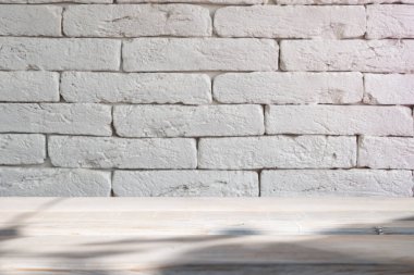 Model ürün gösterimi için beyaz duvar zemininde pencere gölgesi olan mermer masa. Yüksek kalite fotoğraf