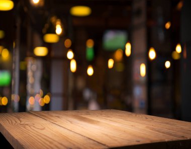 Ürününüzü sergilemek için boş bir masa, bulanık bir Kafe Golden Bokeh 'in arka planında. Yüksek kalite fotoğraf