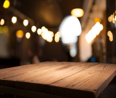 Ürününüzü sergilemek için boş bir masa, bulanık bir Kafe Golden Bokeh 'in arka planında. Yüksek kalite fotoğraf
