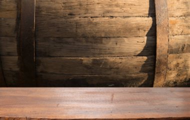 Şarap mahzeninde şarap ya da konyak fıçıları, ahşap sarmaşıklar ya da bira fıçıları. Şarap mahzenleri. Klasik meşe fıçıları bira ya da brendi. Yüksek kalite fotoğraf