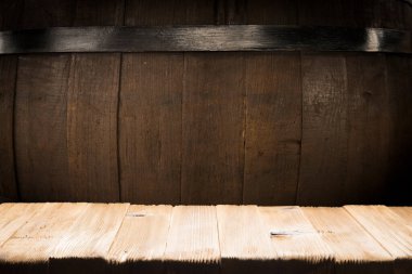 Koyu yeşil desenli duvar zemininde boş bir masa. Canavarlı kompozisyon duvarda gölgeler ve ışık yansımaları bırakıyor. Sunum, markalaşma ürünleri, kozmetik ürünleri veya mücevherler için modelleyin