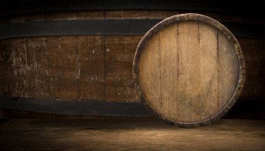 Oktoberfest bira fıçısı ve buğdaylı bira bardakları ve ahşap masada zıplamalar. Yüksek kalite fotoğraf