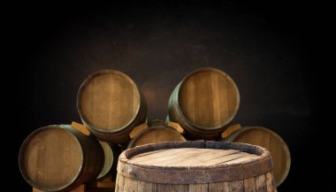 Oktoberfest bira fıçısı ve buğdaylı bira bardakları ve ahşap masada zıplamalar. Yüksek kalite fotoğraf