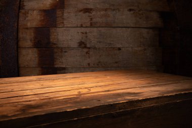 Karanlık oda arka planında bulanık beton duvar olan eski ahşap masa. Yüksek kalite fotoğraf