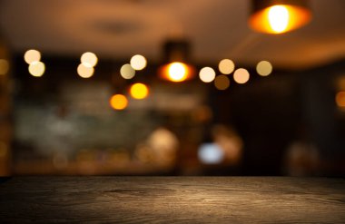 Ürününüzü sergilemek için boş bir masa, bulanık bir Kafe Golden Bokeh 'in arka planında. Yüksek kalite fotoğraf