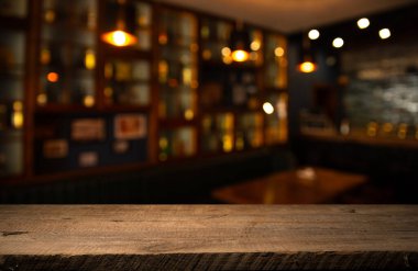 Ürününüzü sergilemek için boş bir masa, bulanık bir Kafe Golden Bokeh 'in arka planında. Yüksek kalite fotoğraf