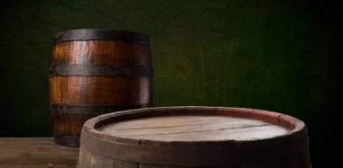 Fıçının arka planı ve eski ahşap bir masa. Yüksek kalite fotoğraf