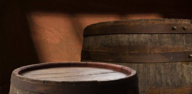 Fıçının arka planı ve eski ahşap bir masa. Yüksek kalite fotoğraf