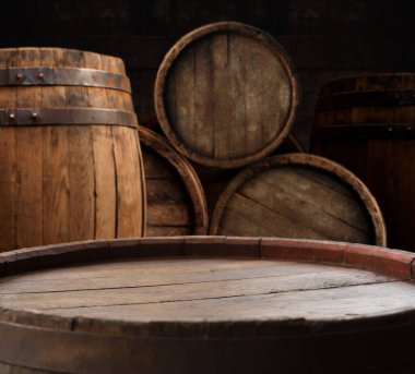 Şarap şişeniz için boş alan arka planı ya da fıçıların içindeki karanlık ve üst taraftaki yiyecekler. Yüksek kalite fotoğraf