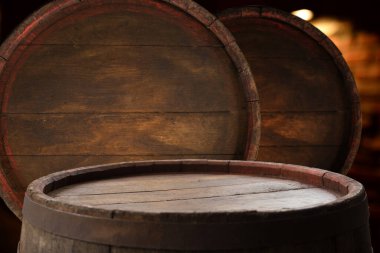 Şarap şişeniz için boş alan arka planı ya da fıçıların içindeki karanlık ve üst taraftaki yiyecekler. Yüksek kalite fotoğraf