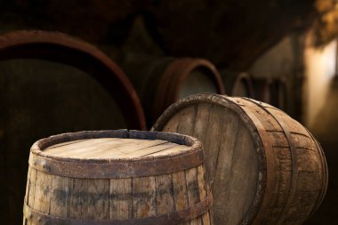 Bir çift ahşap fıçı, doğal malzemeden yapılmış loş bir odada oturur. Bir zamanlar şaraphaneden gelen şaraplarla doluydular, şimdi sessizce dinleniyorlar.