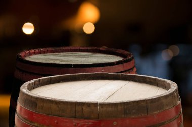 Fıçının arka planı ve eski ahşap bir masa. Yüksek kalite fotoğraf. Yüksek kalite fotoğraf