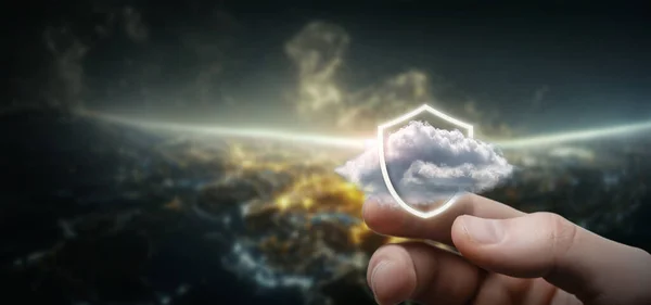 概念データ保護安全なストレージ情報 宇宙の背景にシールドによって保護されたデータの雲 — ストック写真