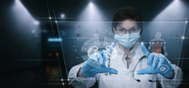 Doktor sanal bilgisayar ekranında böbrek hastalığı araştırması yapıyor..