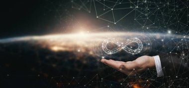 Sınırsız internet kavramı. İş adamı eli uzayın arka planına karşı sonsuzluğu gösterir.