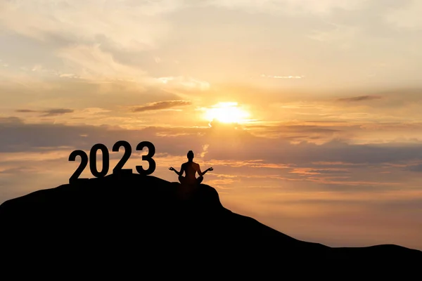 Anno Nuovo 2023 Sulla Montagna Donna Meditando — Foto Stock