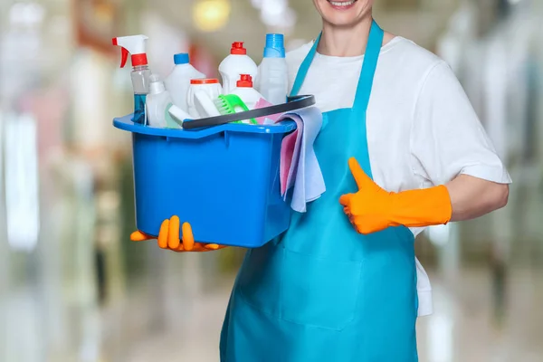 Limpeza Senhora Com Balde Limpeza Suprimentos Mostrando Trabalho Bem Feito — Fotografia de Stock