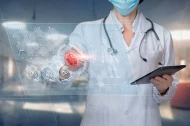 Sanal ekranda bilgisayar arayüzünde virüsle çalışan doktor.